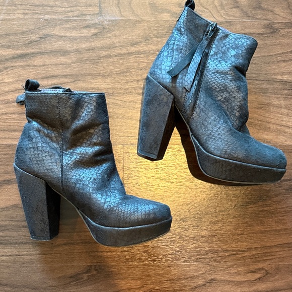 Pink & Pepper Black Snakeskin Print Ankle Boots - Picture 1 of 4